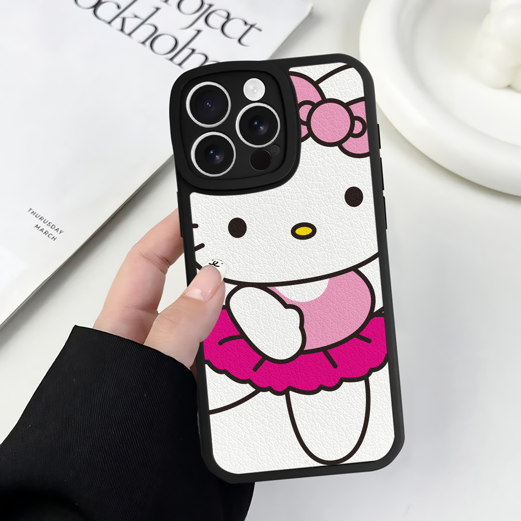 （画像用） Hello Kitty ハローキティ 【iPhone 16シリーズ対応】シリコンスマホケース（レザー調） 材質：シリコン